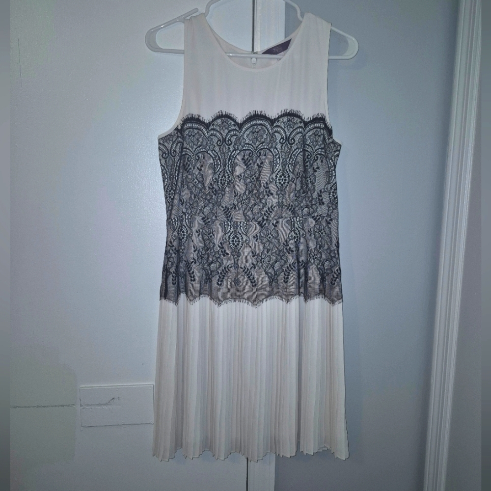 Truly Poppy Size 8 Elegant White and Black Lace Dress